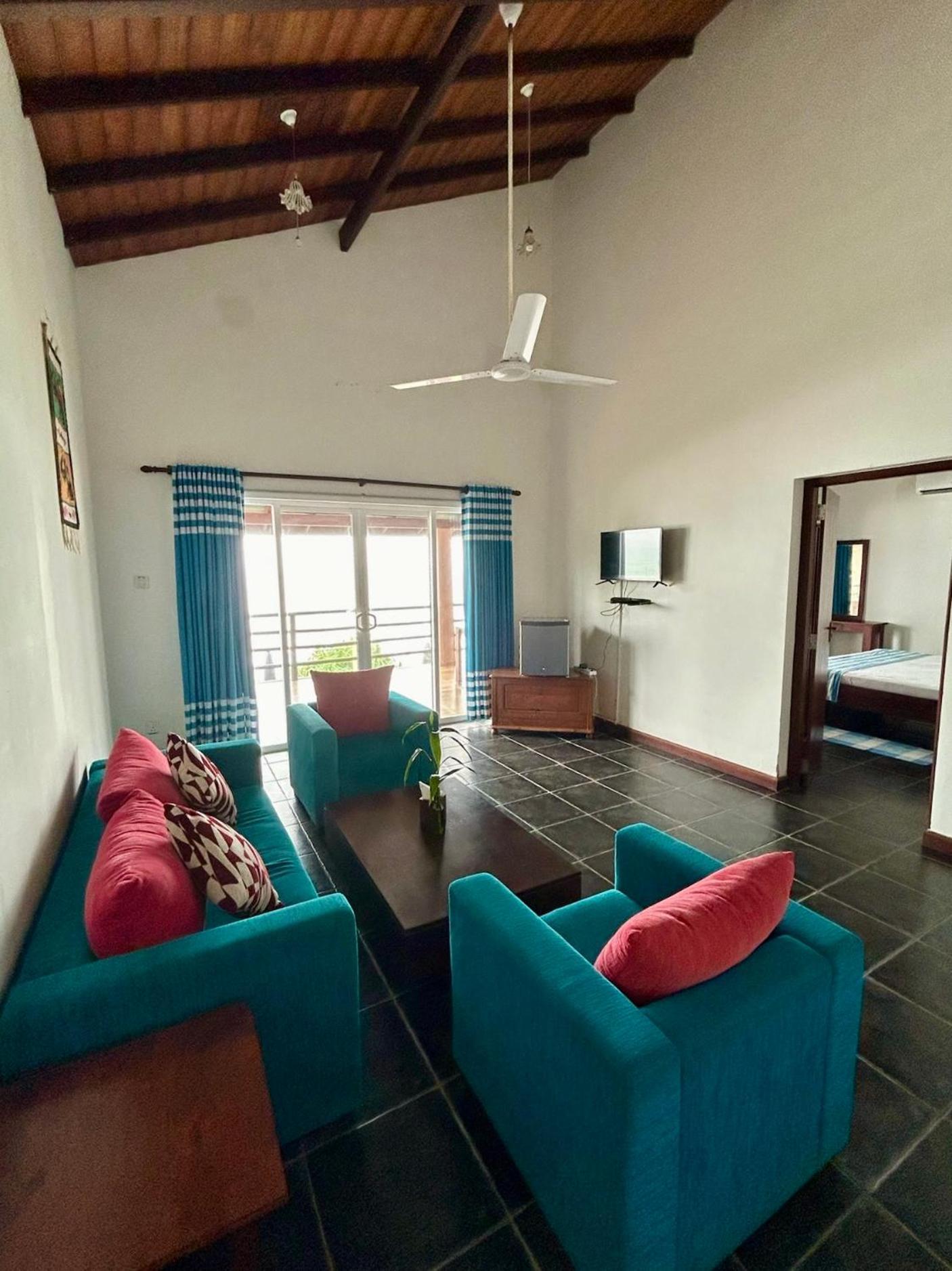 Reef Hotel *